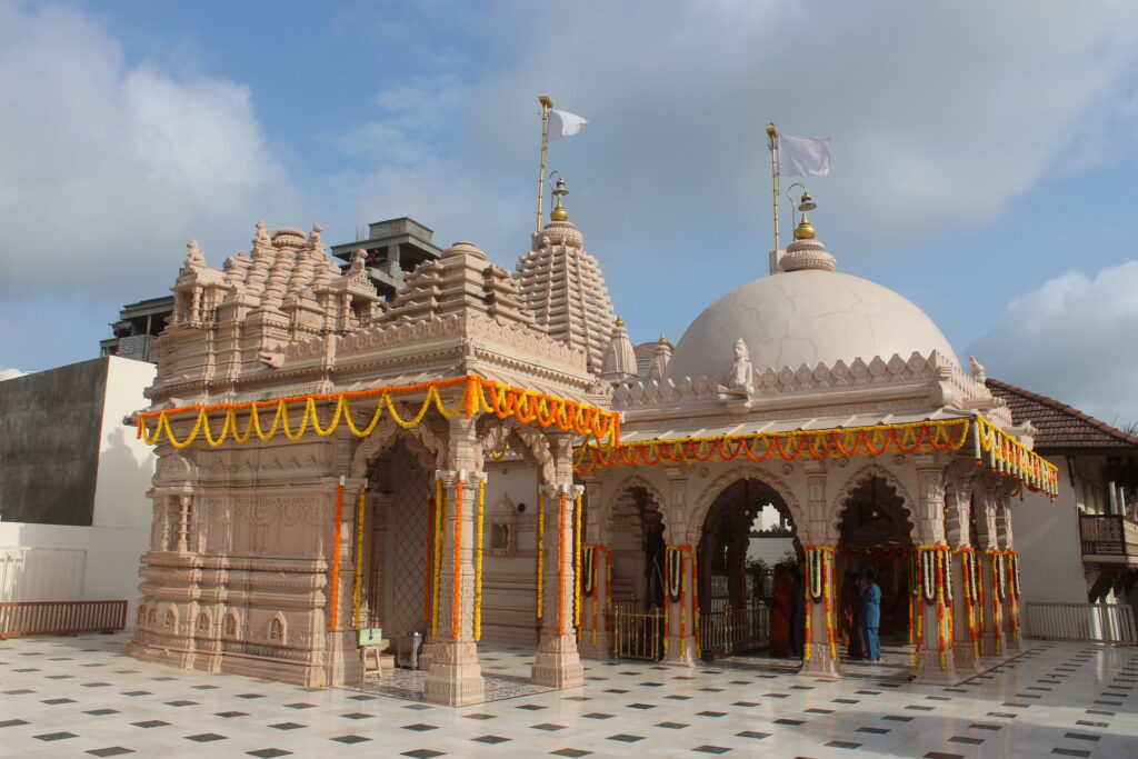 શણગાર દર્શન - ગુરૂવાર "પ.પૂ. શ્રી વિસામણબાપુની જગ્યા, પ.પૂ. શ્રી શ્રી ૧૦૦૮ મહામંડલેશ્વર નિર્મળાબા, વિહળધામ પાળિયાદ, શ્રાવણ વદ - ૭ સાતમ, વિક્રમ સવંત ૨૦૮૨" Shangar Darshan. Thursday-Sap- 03/09/2026