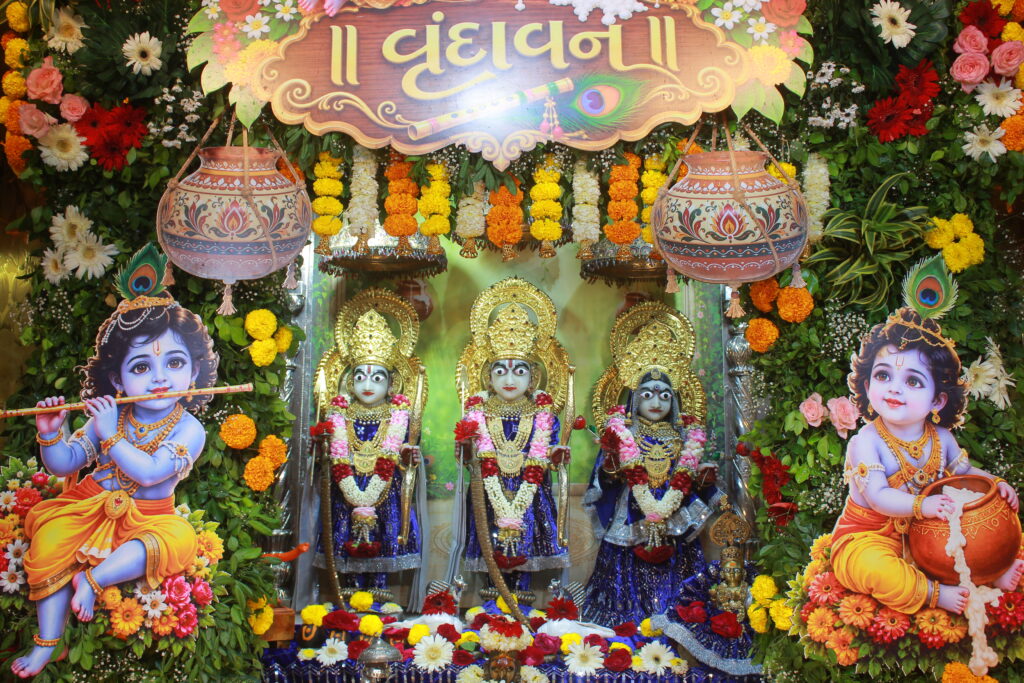 શણગાર દર્શન - શુક્રવાર (શ્રી કૃષ્ણ જન્માષ્ટમી) "પ.પૂ. શ્રી વિસામણબાપુની જગ્યા, પ.પૂ. શ્રી શ્રી ૧૦૦૮ મહામંડલેશ્વર નિર્મળાબા, વિહળધામ પાળિયાદ, શ્રાવણ વદ - ૮ આઠમ, વિક્રમ સવંત ૨૦૮૨" Shangar Darshan. Friday-Sap- 04/09/2026