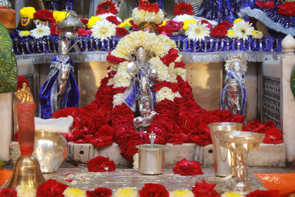 શણગાર દર્શન - શુક્રવાર (શ્રી કૃષ્ણ જન્માષ્ટમી) "પ.પૂ. શ્રી વિસામણબાપુની જગ્યા, પ.પૂ. શ્રી શ્રી ૧૦૦૮ મહામંડલેશ્વર નિર્મળાબા, વિહળધામ પાળિયાદ, શ્રાવણ વદ - ૮ આઠમ, વિક્રમ સવંત ૨૦૮૨" Shangar Darshan. Friday-Sap- 04/09/2026