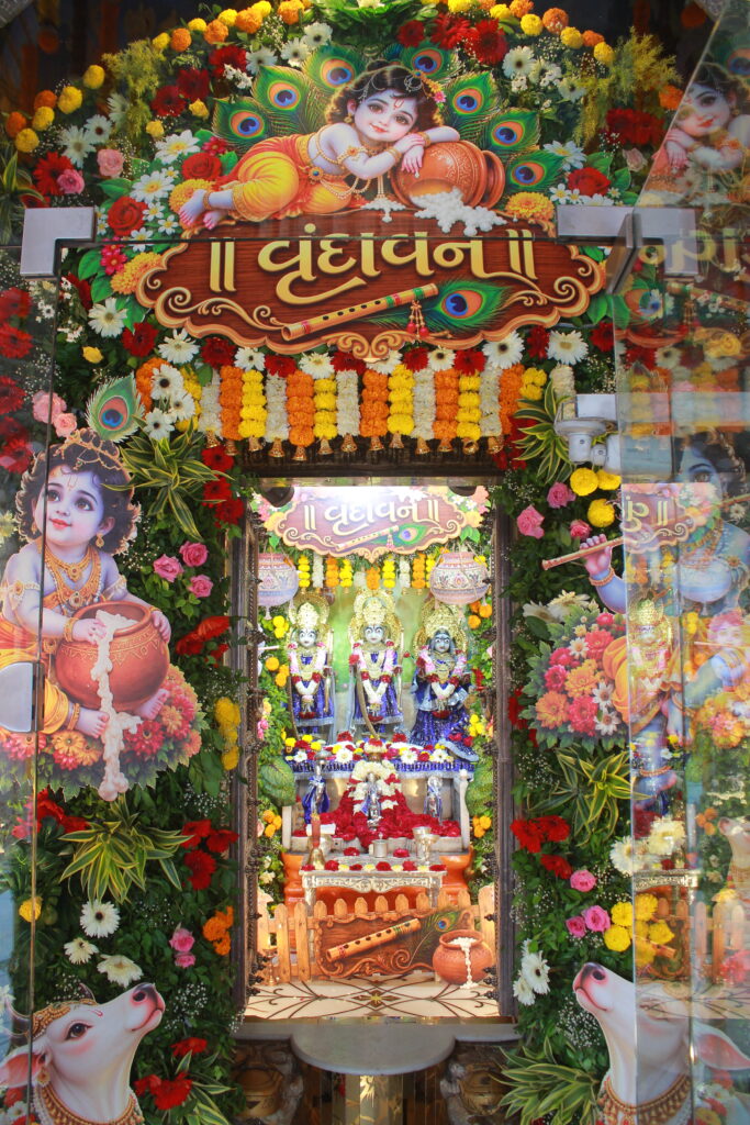 શણગાર દર્શન - શુક્રવાર (શ્રી કૃષ્ણ જન્માષ્ટમી) "પ.પૂ. શ્રી વિસામણબાપુની જગ્યા, પ.પૂ. શ્રી શ્રી ૧૦૦૮ મહામંડલેશ્વર નિર્મળાબા, વિહળધામ પાળિયાદ, શ્રાવણ વદ - ૮ આઠમ, વિક્રમ સવંત ૨૦૮૨" Shangar Darshan. Friday-Sap- 04/09/2026
