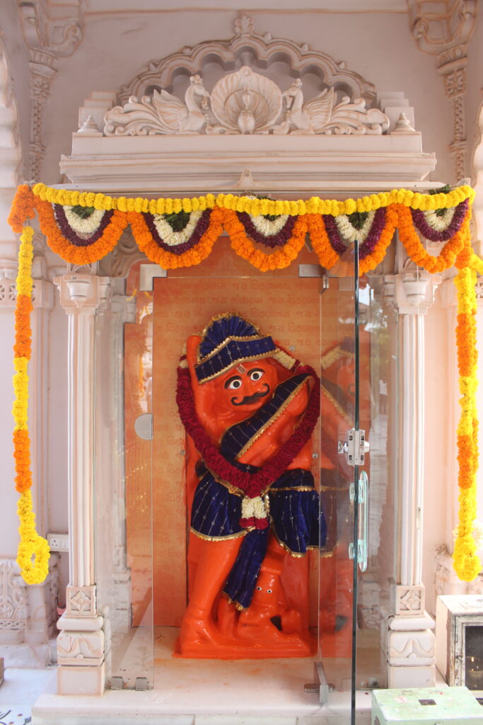 શણગાર દર્શન - શુક્રવાર (શ્રી કૃષ્ણ જન્માષ્ટમી) "પ.પૂ. શ્રી વિસામણબાપુની જગ્યા, પ.પૂ. શ્રી શ્રી ૧૦૦૮ મહામંડલેશ્વર નિર્મળાબા, વિહળધામ પાળિયાદ, શ્રાવણ વદ - ૮ આઠમ, વિક્રમ સવંત ૨૦૮૨" Shangar Darshan. Friday-Sap- 04/09/2026