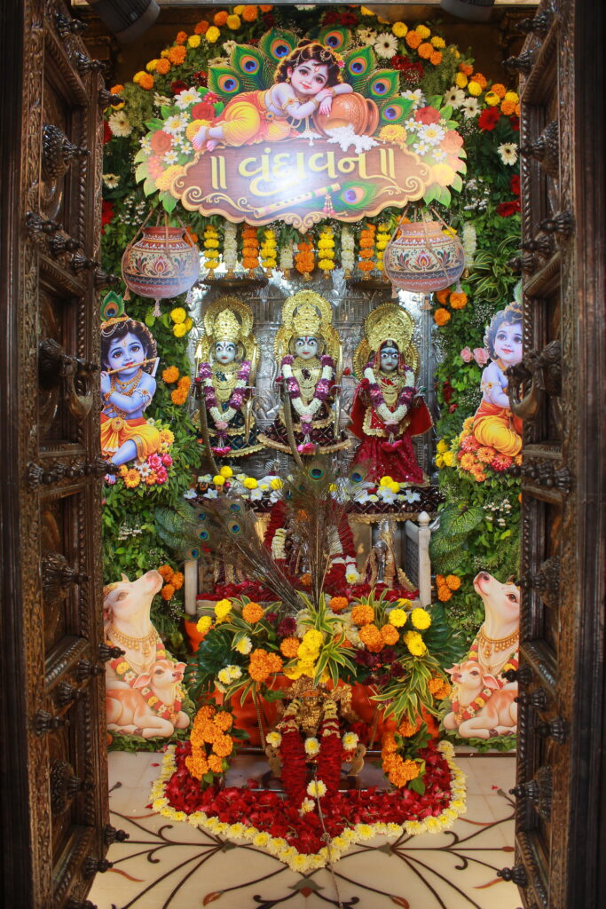 શણગાર દર્શન - શનિવાર "પ.પૂ. શ્રી વિસામણબાપુની જગ્યા, પ.પૂ. શ્રી શ્રી ૧૦૦૮ મહામંડલેશ્વર નિર્મળાબા, વિહળધામ પાળિયાદ, શ્રાવણ વદ - ૯ નોમ, વિક્રમ સવંત ૨૦૮૨" Shangar Darshan. Saturday-Sap- 05/09/2026