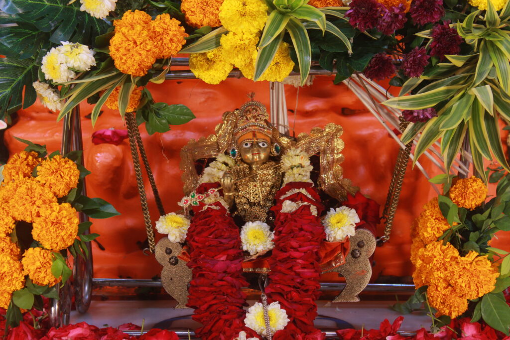 શણગાર દર્શન - શનિવાર "પ.પૂ. શ્રી વિસામણબાપુની જગ્યા, પ.પૂ. શ્રી શ્રી ૧૦૦૮ મહામંડલેશ્વર નિર્મળાબા, વિહળધામ પાળિયાદ, શ્રાવણ વદ - ૯ નોમ, વિક્રમ સવંત ૨૦૮૨" Shangar Darshan. Saturday-Sap- 05/09/2026
