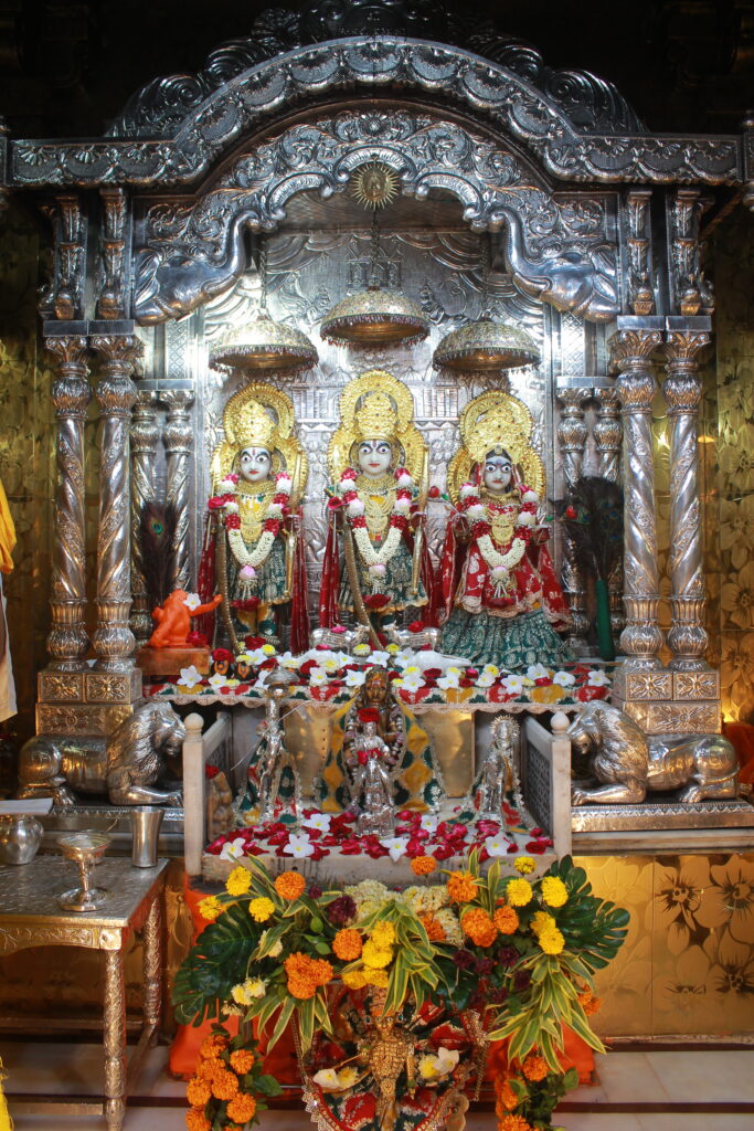 શણગાર દર્શન - સોમવાર "પ.પૂ. શ્રી વિસામણબાપુની જગ્યા, પ.પૂ. શ્રી શ્રી ૧૦૦૮ મહામંડલેશ્વર નિર્મળાબા, વિહળધામ પાળિયાદ, શ્રાવણ વદ - ૧૧ અગિયારસ, વિક્રમ સવંત ૨૦૮૨" Shangar Darshan. Monday-Sep- 07/09/2026
