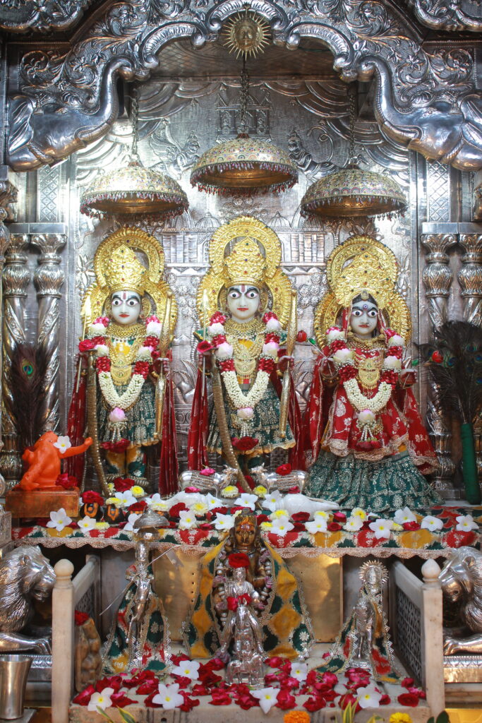 શણગાર દર્શન - સોમવાર "પ.પૂ. શ્રી વિસામણબાપુની જગ્યા, પ.પૂ. શ્રી શ્રી ૧૦૦૮ મહામંડલેશ્વર નિર્મળાબા, વિહળધામ પાળિયાદ, શ્રાવણ વદ - ૧૧ અગિયારસ, વિક્રમ સવંત ૨૦૮૨" Shangar Darshan. Monday-Sep- 07/09/2026