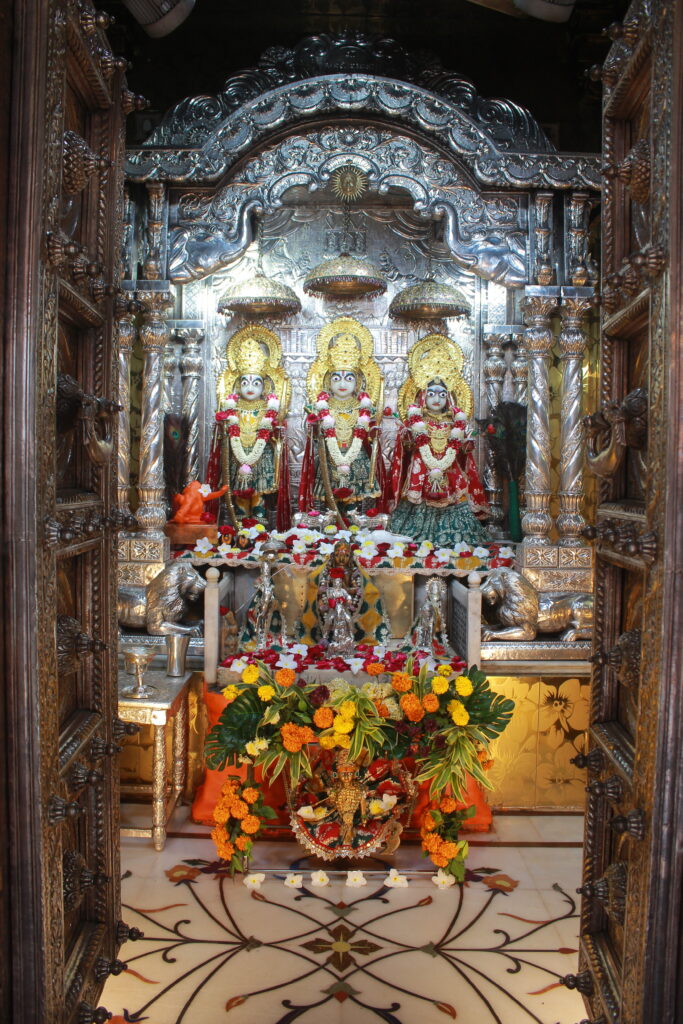 શણગાર દર્શન - સોમવાર "પ.પૂ. શ્રી વિસામણબાપુની જગ્યા, પ.પૂ. શ્રી શ્રી ૧૦૦૮ મહામંડલેશ્વર નિર્મળાબા, વિહળધામ પાળિયાદ, શ્રાવણ વદ - ૧૧ અગિયારસ, વિક્રમ સવંત ૨૦૮૨" Shangar Darshan. Monday-Sep- 07/09/2026