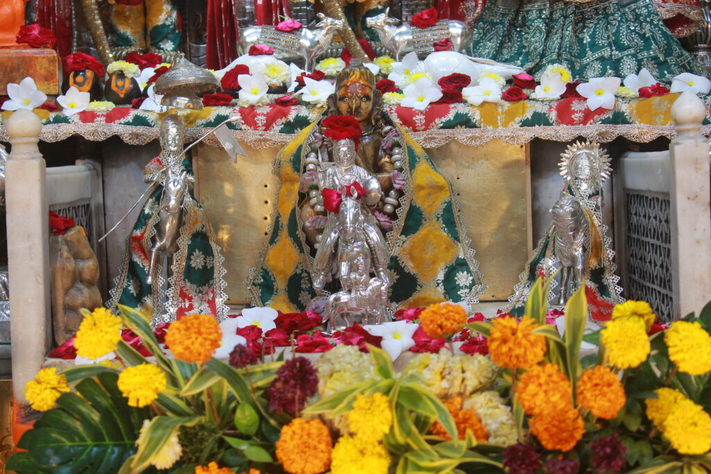 શણગાર દર્શન - સોમવાર "પ.પૂ. શ્રી વિસામણબાપુની જગ્યા, પ.પૂ. શ્રી શ્રી ૧૦૦૮ મહામંડલેશ્વર નિર્મળાબા, વિહળધામ પાળિયાદ, શ્રાવણ વદ - ૧૧ અગિયારસ, વિક્રમ સવંત ૨૦૮૨" Shangar Darshan. Monday-Sep- 07/09/2026
