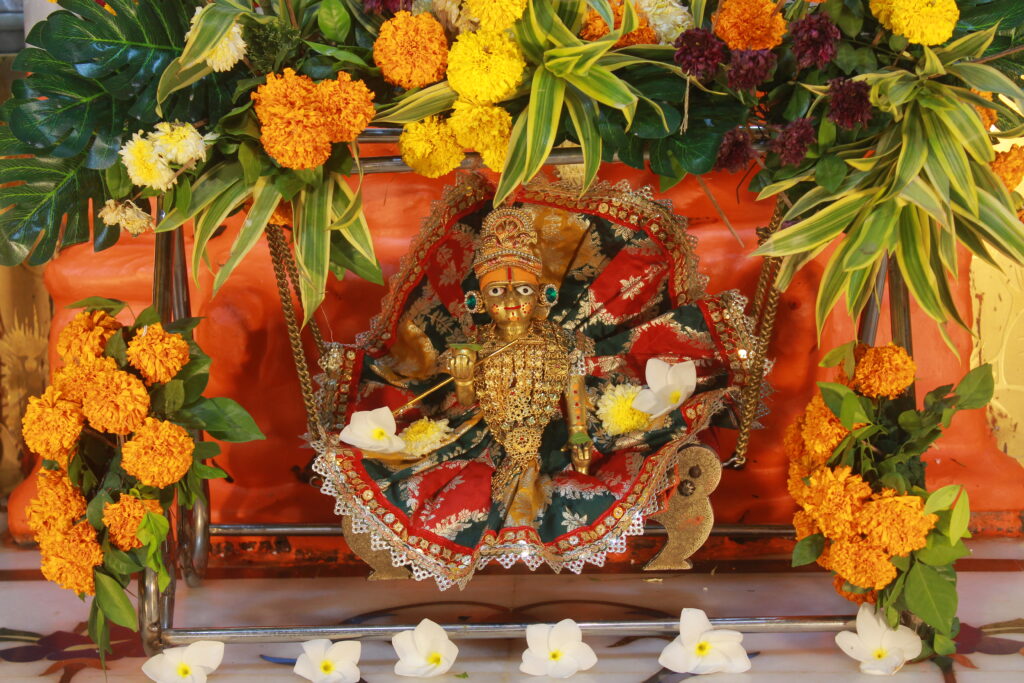 શણગાર દર્શન - સોમવાર "પ.પૂ. શ્રી વિસામણબાપુની જગ્યા, પ.પૂ. શ્રી શ્રી ૧૦૦૮ મહામંડલેશ્વર નિર્મળાબા, વિહળધામ પાળિયાદ, શ્રાવણ વદ - ૧૧ અગિયારસ, વિક્રમ સવંત ૨૦૮૨" Shangar Darshan. Monday-Sep- 07/09/2026