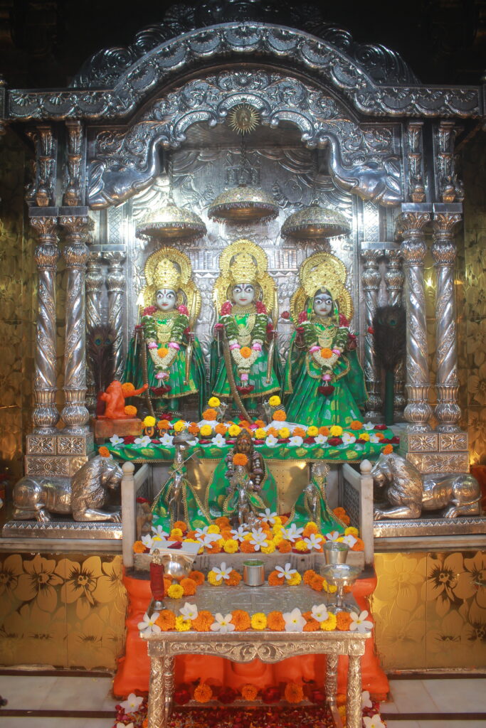 શણગાર દર્શન - બુધવાર "પ.પૂ. શ્રી વિસામણબાપુની જગ્યા, પ.પૂ. શ્રી શ્રી ૧૦૦૮ મહામંડલેશ્વર નિર્મળાબા, વિહળધામ પાળિયાદ, શ્રાવણ વદ - ૧૩ તેરસ, વિક્રમ સવંત ૨૦૮૨" Shangar Darshan. Wednesday-Sep- 09/09/2026