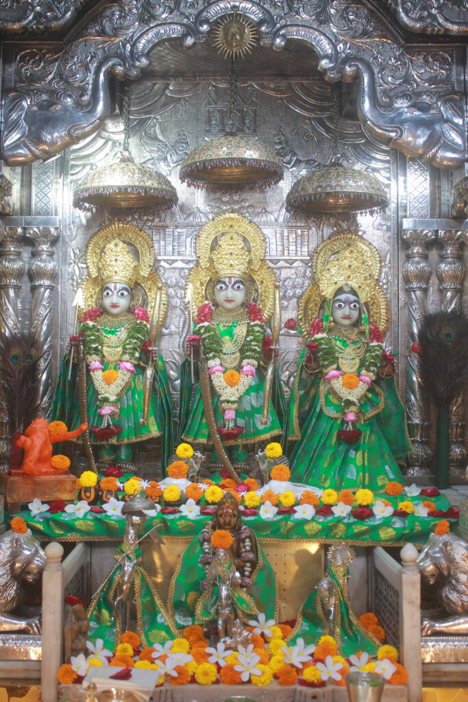 શણગાર દર્શન - બુધવાર "પ.પૂ. શ્રી વિસામણબાપુની જગ્યા, પ.પૂ. શ્રી શ્રી ૧૦૦૮ મહામંડલેશ્વર નિર્મળાબા, વિહળધામ પાળિયાદ, શ્રાવણ વદ - ૧૩ તેરસ, વિક્રમ સવંત ૨૦૮૨" Shangar Darshan. Wednesday-Sep- 09/09/2026