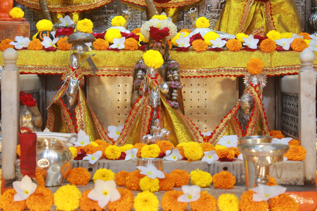 શણગાર દર્શન - ગુરુવાર "પ.પૂ. શ્રી વિસામણબાપુની જગ્યા, પ.પૂ. શ્રી શ્રી ૧૦૦૮ મહામંડલેશ્વર નિર્મળાબા, વિહળધામ પાળિયાદ, શ્રાવણ વદ - ૧૪ ચૌદસ, વિક્રમ સવંત ૨૦૮૨" Shangar Darshan. Thursday-Sep- 10/09/2026