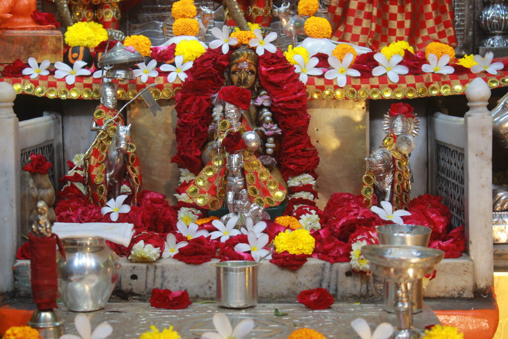 શણગાર દર્શન - રવિવાર "પ.પૂ. શ્રી વિસામણબાપુની જગ્યા, પ.પૂ. શ્રી શ્રી ૧૦૦૮ મહામંડલેશ્વર નિર્મળાબા, વિહળધામ પાળિયાદ, ભાદરવા સુદ - ૨ બીજ, વિક્રમ સવંત ૨૦૮૨" Shangar Darshan. Sunday-Sep- 13/09/2026
