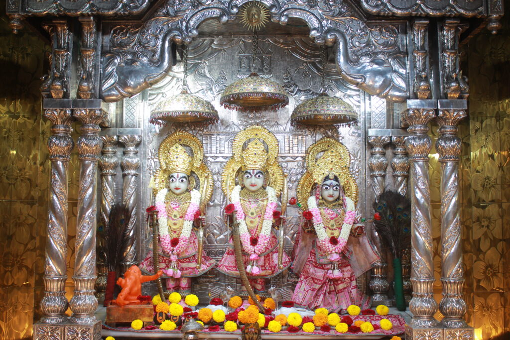 શણગાર દર્શન - સોમવાર "પ.પૂ. શ્રી વિસામણબાપુની જગ્યા, પ.પૂ. શ્રી શ્રી ૧૦૦૮ મહામંડલેશ્વર નિર્મળાબા, વિહળધામ પાળિયાદ, ભાદરવા સુદ - ૩ ત્રીજ, વિક્રમ સવંત ૨૦૮૨" Shangar Darshan. Monday-Sep- 14/09/2026
