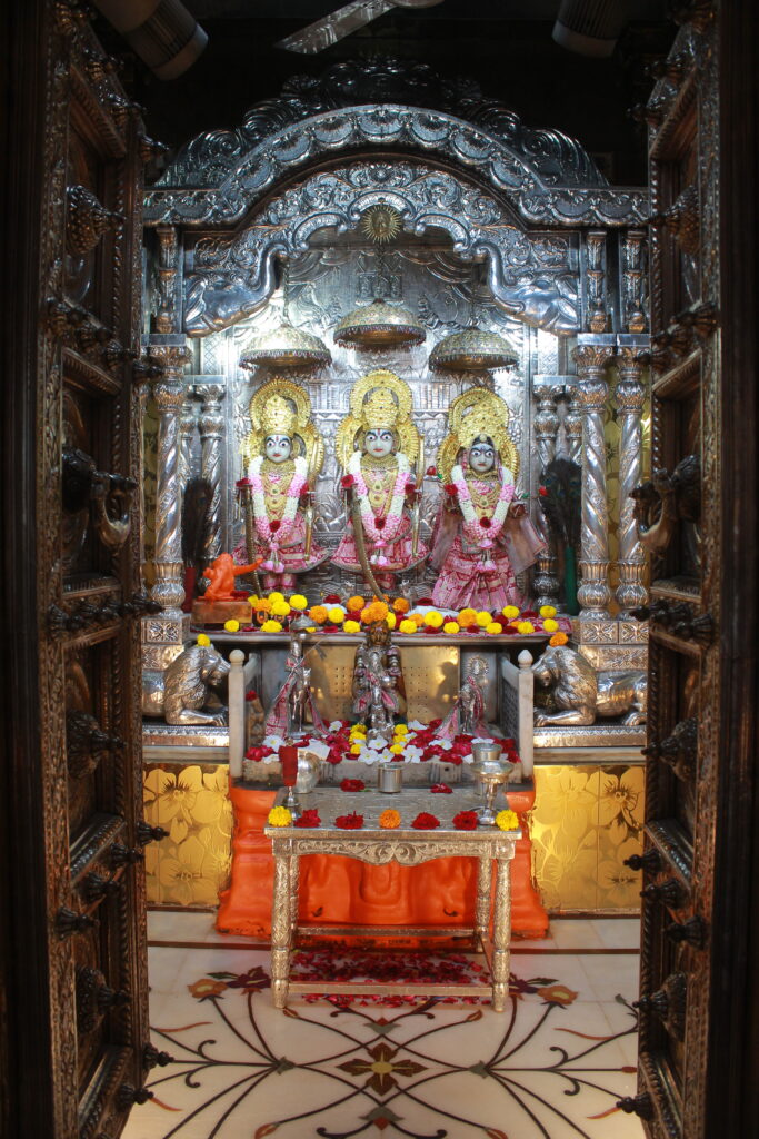 શણગાર દર્શન - સોમવાર "પ.પૂ. શ્રી વિસામણબાપુની જગ્યા, પ.પૂ. શ્રી શ્રી ૧૦૦૮ મહામંડલેશ્વર નિર્મળાબા, વિહળધામ પાળિયાદ, ભાદરવા સુદ - ૩ ત્રીજ, વિક્રમ સવંત ૨૦૮૨" Shangar Darshan. Monday-Sep- 14/09/2026