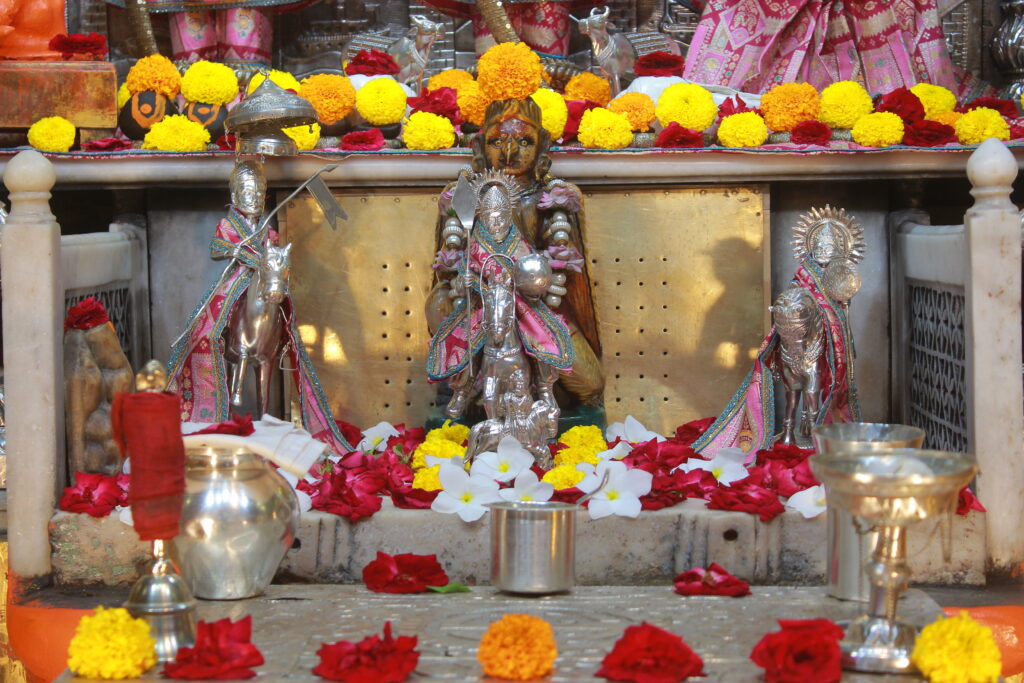 શણગાર દર્શન - સોમવાર "પ.પૂ. શ્રી વિસામણબાપુની જગ્યા, પ.પૂ. શ્રી શ્રી ૧૦૦૮ મહામંડલેશ્વર નિર્મળાબા, વિહળધામ પાળિયાદ, ભાદરવા સુદ - ૩ ત્રીજ, વિક્રમ સવંત ૨૦૮૨" Shangar Darshan. Monday-Sep- 14/09/2026