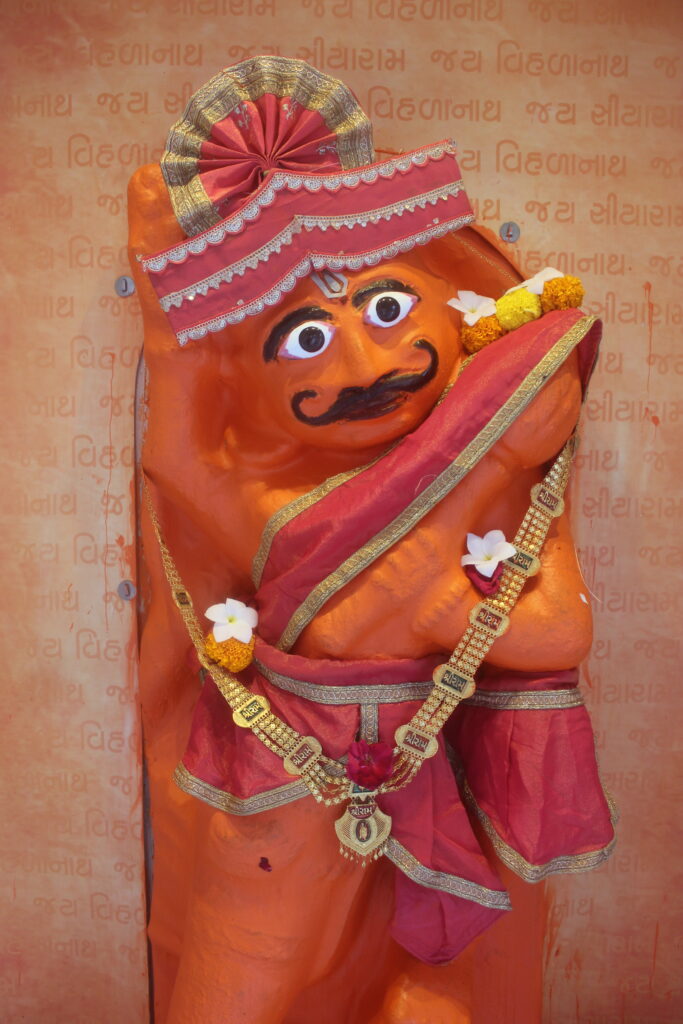 શણગાર દર્શન - સોમવાર "પ.પૂ. શ્રી વિસામણબાપુની જગ્યા, પ.પૂ. શ્રી શ્રી ૧૦૦૮ મહામંડલેશ્વર નિર્મળાબા, વિહળધામ પાળિયાદ, ભાદરવા સુદ - ૩ ત્રીજ, વિક્રમ સવંત ૨૦૮૨" Shangar Darshan. Monday-Sep- 14/09/2026