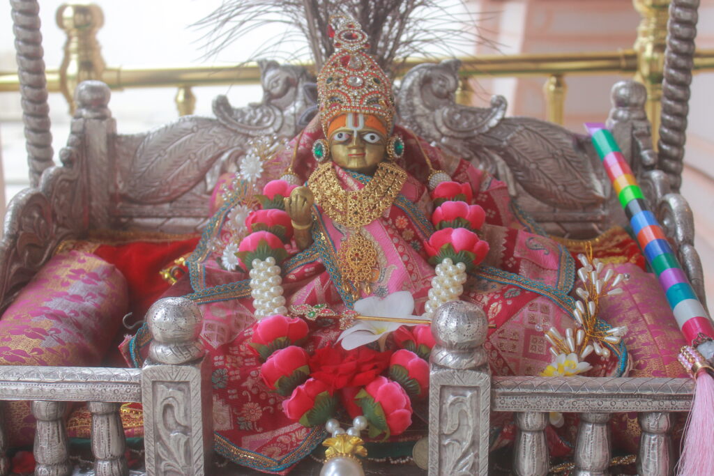 શણગાર દર્શન - સોમવાર "પ.પૂ. શ્રી વિસામણબાપુની જગ્યા, પ.પૂ. શ્રી શ્રી ૧૦૦૮ મહામંડલેશ્વર નિર્મળાબા, વિહળધામ પાળિયાદ, ભાદરવા સુદ - ૩ ત્રીજ, વિક્રમ સવંત ૨૦૮૨" Shangar Darshan. Monday-Sep- 14/09/2026