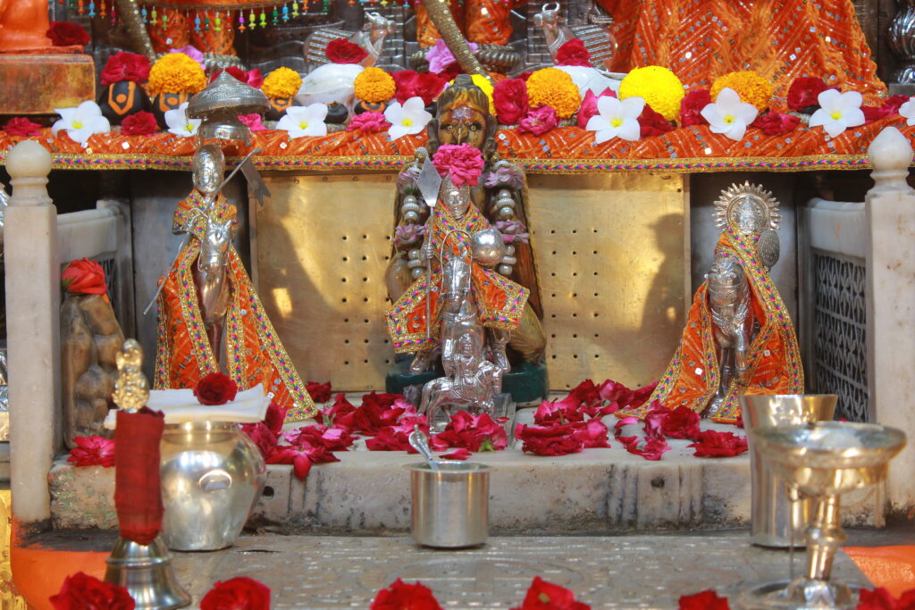 શણગાર દર્શન - મંગળવાર "પ.પૂ. શ્રી વિસામણબાપુની જગ્યા, પ.પૂ. શ્રી શ્રી ૧૦૦૮ મહામંડલેશ્વર નિર્મળાબા, વિહળધામ પાળિયાદ, ભાદરવા સુદ - ૪ ચૌથ, વિક્રમ સવંત ૨૦૮૨" Shangar Darshan. Tuesday-Sep- 15/09/2026