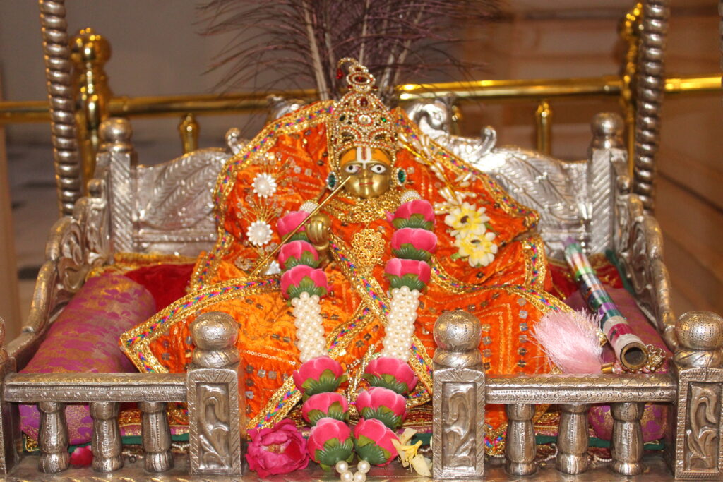 શણગાર દર્શન - મંગળવાર "પ.પૂ. શ્રી વિસામણબાપુની જગ્યા, પ.પૂ. શ્રી શ્રી ૧૦૦૮ મહામંડલેશ્વર નિર્મળાબા, વિહળધામ પાળિયાદ, ભાદરવા સુદ - ૪ ચૌથ, વિક્રમ સવંત ૨૦૮૨" Shangar Darshan. Tuesday-Sep- 15/09/2026