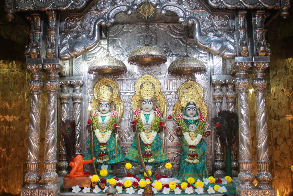 શણગાર દર્શન - બુધવાર "પ.પૂ. શ્રી વિસામણબાપુની જગ્યા, પ.પૂ. શ્રી શ્રી ૧૦૦૮ મહામંડલેશ્વર નિર્મળાબા, વિહળધામ પાળિયાદ, ભાદરવા સુદ - ૫ પાંચમ, વિક્રમ સવંત ૨૦૮૨" Shangar Darshan. Wednesday-Sep- 16/09/2026