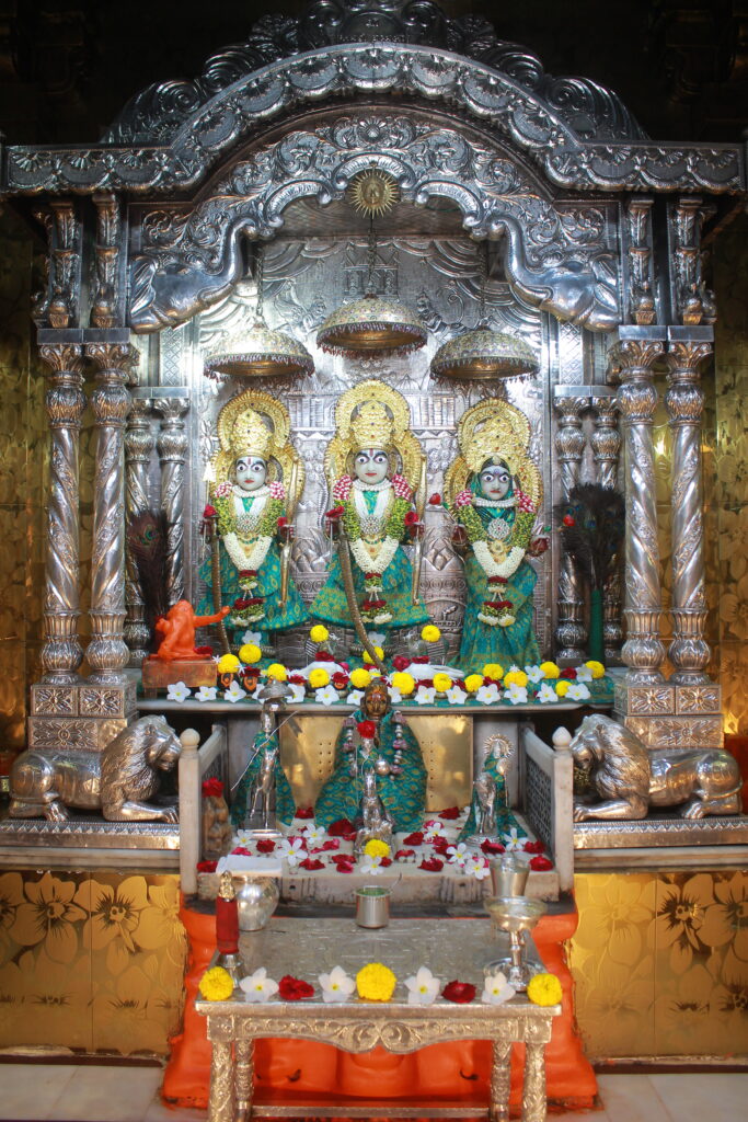 શણગાર દર્શન - બુધવાર "પ.પૂ. શ્રી વિસામણબાપુની જગ્યા, પ.પૂ. શ્રી શ્રી ૧૦૦૮ મહામંડલેશ્વર નિર્મળાબા, વિહળધામ પાળિયાદ, ભાદરવા સુદ - ૫ પાંચમ, વિક્રમ સવંત ૨૦૮૨" Shangar Darshan. Wednesday-Sep- 16/09/2026