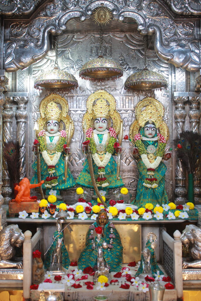 શણગાર દર્શન - બુધવાર "પ.પૂ. શ્રી વિસામણબાપુની જગ્યા, પ.પૂ. શ્રી શ્રી ૧૦૦૮ મહામંડલેશ્વર નિર્મળાબા, વિહળધામ પાળિયાદ, ભાદરવા સુદ - ૫ પાંચમ, વિક્રમ સવંત ૨૦૮૨" Shangar Darshan. Wednesday-Sep- 16/09/2026