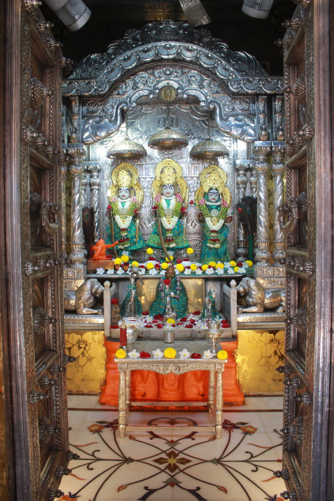 શણગાર દર્શન - બુધવાર "પ.પૂ. શ્રી વિસામણબાપુની જગ્યા, પ.પૂ. શ્રી શ્રી ૧૦૦૮ મહામંડલેશ્વર નિર્મળાબા, વિહળધામ પાળિયાદ, ભાદરવા સુદ - ૫ પાંચમ, વિક્રમ સવંત ૨૦૮૨" Shangar Darshan. Wednesday-Sep- 16/09/2026