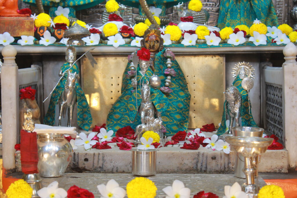 શણગાર દર્શન - બુધવાર "પ.પૂ. શ્રી વિસામણબાપુની જગ્યા, પ.પૂ. શ્રી શ્રી ૧૦૦૮ મહામંડલેશ્વર નિર્મળાબા, વિહળધામ પાળિયાદ, ભાદરવા સુદ - ૫ પાંચમ, વિક્રમ સવંત ૨૦૮૨" Shangar Darshan. Wednesday-Sep- 16/09/2026