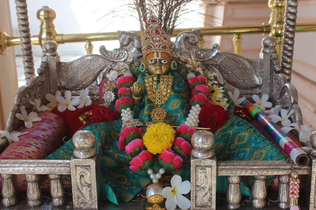 શણગાર દર્શન - બુધવાર "પ.પૂ. શ્રી વિસામણબાપુની જગ્યા, પ.પૂ. શ્રી શ્રી ૧૦૦૮ મહામંડલેશ્વર નિર્મળાબા, વિહળધામ પાળિયાદ, ભાદરવા સુદ - ૫ પાંચમ, વિક્રમ સવંત ૨૦૮૨" Shangar Darshan. Wednesday-Sep- 16/09/2026