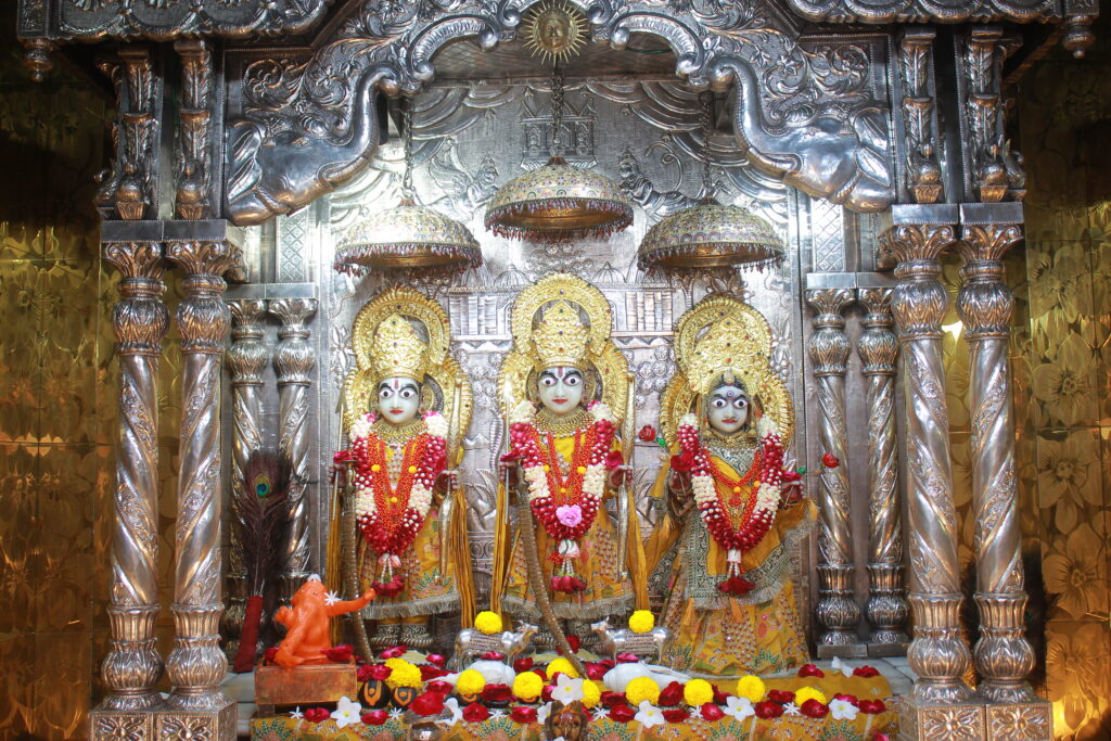 શણગાર દર્શન - ગુરુવાર "પ.પૂ. શ્રી વિસામણબાપુની જગ્યા, પ.પૂ. શ્રી શ્રી ૧૦૦૮ મહામંડલેશ્વર નિર્મળાબા, વિહળધામ પાળિયાદ, ભાદરવા સુદ - ૬ છઠ, વિક્રમ સવંત ૨૦૮૨" Shangar Darshan. Thursday-Sep- 17/09/2026