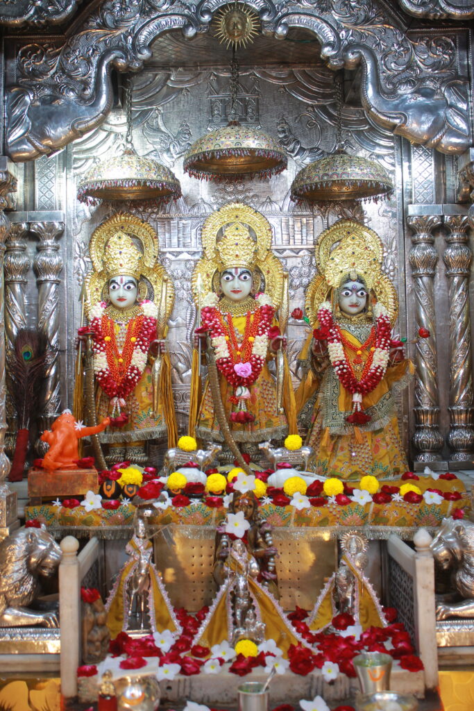 શણગાર દર્શન - ગુરુવાર "પ.પૂ. શ્રી વિસામણબાપુની જગ્યા, પ.પૂ. શ્રી શ્રી ૧૦૦૮ મહામંડલેશ્વર નિર્મળાબા, વિહળધામ પાળિયાદ, ભાદરવા સુદ - ૬ છઠ, વિક્રમ સવંત ૨૦૮૨" Shangar Darshan. Thursday-Sep- 17/09/2026