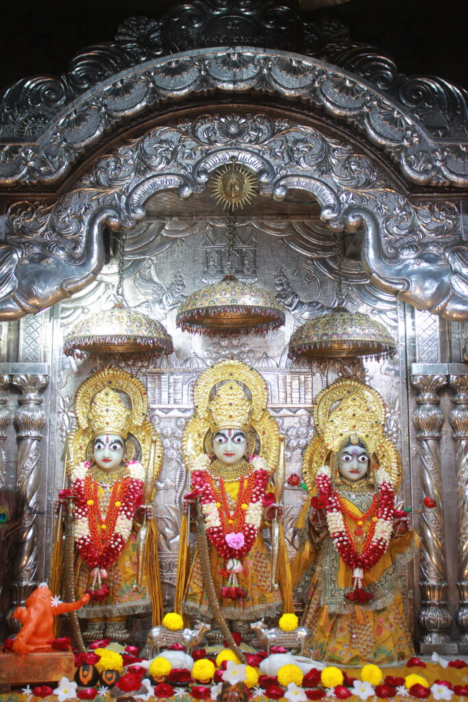શણગાર દર્શન - ગુરુવાર "પ.પૂ. શ્રી વિસામણબાપુની જગ્યા, પ.પૂ. શ્રી શ્રી ૧૦૦૮ મહામંડલેશ્વર નિર્મળાબા, વિહળધામ પાળિયાદ, ભાદરવા સુદ - ૬ છઠ, વિક્રમ સવંત ૨૦૮૨" Shangar Darshan. Thursday-Sep- 17/09/2026