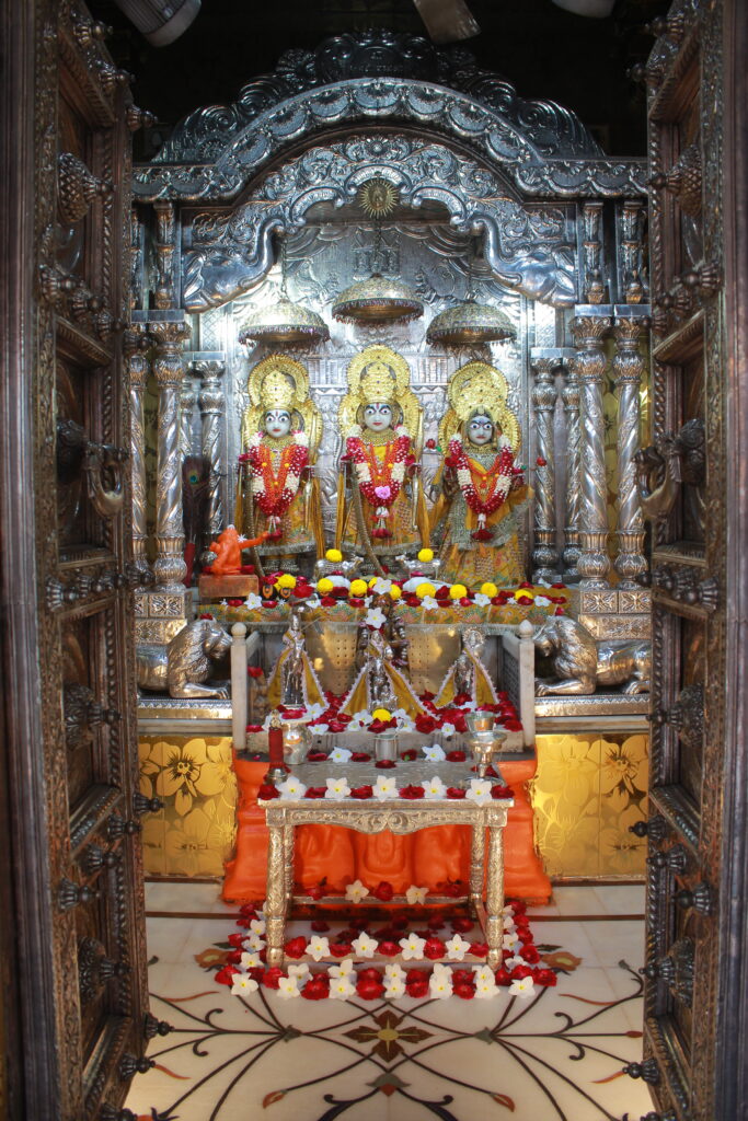 શણગાર દર્શન - ગુરુવાર "પ.પૂ. શ્રી વિસામણબાપુની જગ્યા, પ.પૂ. શ્રી શ્રી ૧૦૦૮ મહામંડલેશ્વર નિર્મળાબા, વિહળધામ પાળિયાદ, ભાદરવા સુદ - ૬ છઠ, વિક્રમ સવંત ૨૦૮૨" Shangar Darshan. Thursday-Sep- 17/09/2026