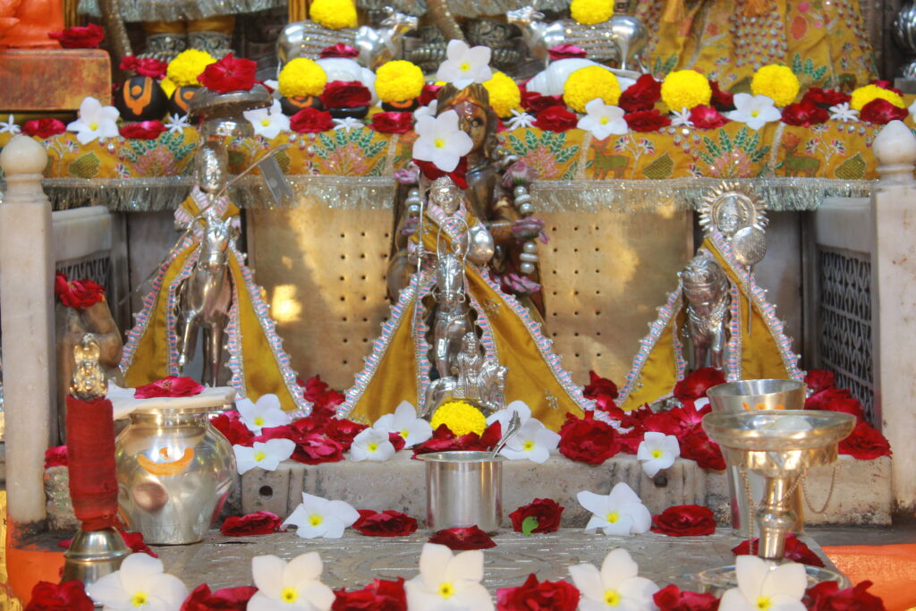 શણગાર દર્શન - ગુરુવાર "પ.પૂ. શ્રી વિસામણબાપુની જગ્યા, પ.પૂ. શ્રી શ્રી ૧૦૦૮ મહામંડલેશ્વર નિર્મળાબા, વિહળધામ પાળિયાદ, ભાદરવા સુદ - ૬ છઠ, વિક્રમ સવંત ૨૦૮૨" Shangar Darshan. Thursday-Sep- 17/09/2026