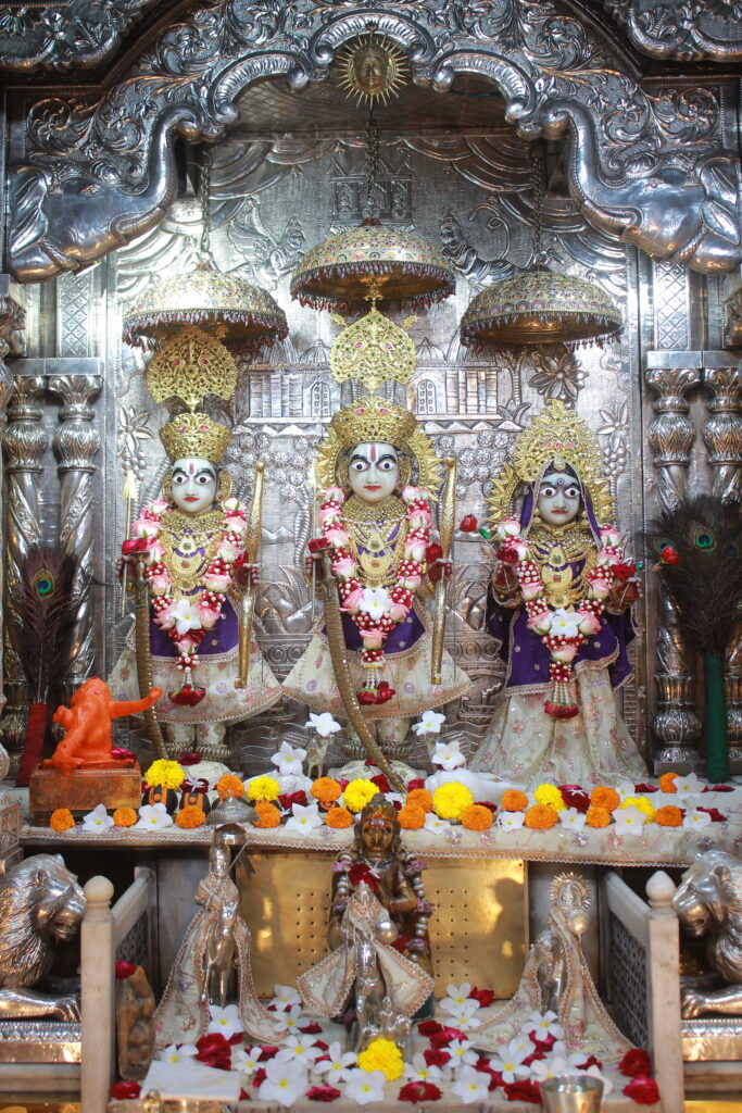 શણગાર દર્શન - શુક્રવાર "પ.પૂ. શ્રી વિસામણબાપુની જગ્યા, પ.પૂ. શ્રી શ્રી ૧૦૦૮ મહામંડલેશ્વર નિર્મળાબા, વિહળધામ પાળિયાદ, ભાદરવા સુદ - ૭ સાતમ, વિક્રમ સવંત ૨૦૮૨" Shangar Darshan. Friday-Sep- 18/09/2026