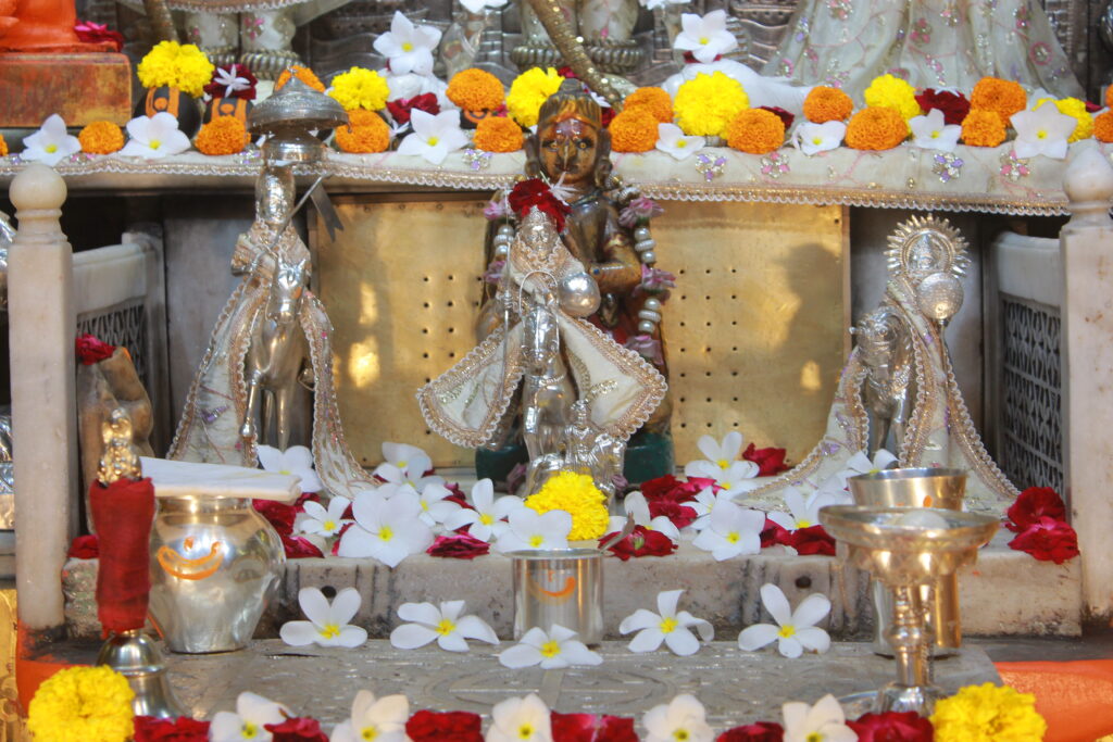 શણગાર દર્શન - શુક્રવાર "પ.પૂ. શ્રી વિસામણબાપુની જગ્યા, પ.પૂ. શ્રી શ્રી ૧૦૦૮ મહામંડલેશ્વર નિર્મળાબા, વિહળધામ પાળિયાદ, ભાદરવા સુદ - ૭ સાતમ, વિક્રમ સવંત ૨૦૮૨" Shangar Darshan. Friday-Sep- 18/09/2026