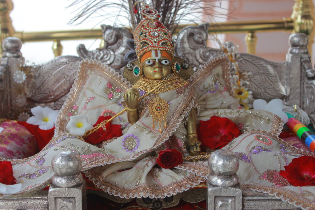 શણગાર દર્શન - શુક્રવાર "પ.પૂ. શ્રી વિસામણબાપુની જગ્યા, પ.પૂ. શ્રી શ્રી ૧૦૦૮ મહામંડલેશ્વર નિર્મળાબા, વિહળધામ પાળિયાદ, ભાદરવા સુદ - ૭ સાતમ, વિક્રમ સવંત ૨૦૮૨" Shangar Darshan. Friday-Sep- 18/09/2026