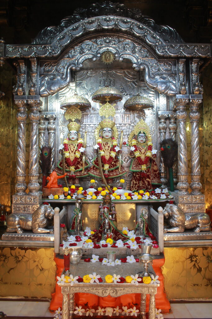 શણગાર દર્શન - રવિવાર "પ.પૂ. શ્રી વિસામણબાપુની જગ્યા, પ.પૂ. શ્રી શ્રી ૧૦૦૮ મહામંડલેશ્વર નિર્મળાબા, વિહળધામ પાળિયાદ, ભાદરવા સુદ - ૯ નોમ, વિક્રમ સવંત ૨૦૮૨" Shangar Darshan. Sunday-Sep- 20/09/2026