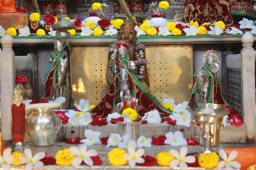 શણગાર દર્શન - રવિવાર "પ.પૂ. શ્રી વિસામણબાપુની જગ્યા, પ.પૂ. શ્રી શ્રી ૧૦૦૮ મહામંડલેશ્વર નિર્મળાબા, વિહળધામ પાળિયાદ, ભાદરવા સુદ - ૯ નોમ, વિક્રમ સવંત ૨૦૮૨" Shangar Darshan. Sunday-Sep- 20/09/2026