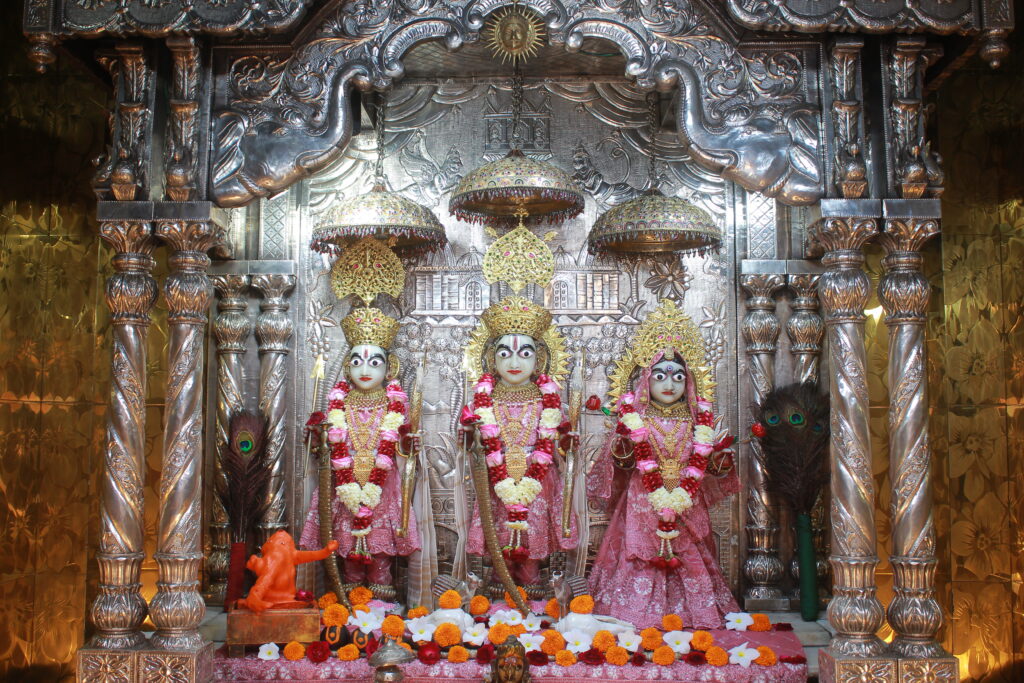 શણગાર દર્શન - સોમવાર "પ.પૂ. શ્રી વિસામણબાપુની જગ્યા, પ.પૂ. શ્રી શ્રી ૧૦૦૮ મહામંડલેશ્વર નિર્મળાબા, વિહળધામ પાળિયાદ, ભાદરવા સુદ - ૧૦ દસમ, વિક્રમ સવંત ૨૦૮૨" Shangar Darshan. Monday-Sep- 21/09/2026