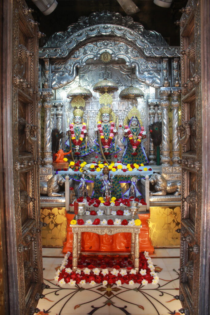 શણગાર દર્શન - મંગળવાર "પ.પૂ. શ્રી વિસામણબાપુની જગ્યા, પ.પૂ. શ્રી શ્રી ૧૦૦૮ મહામંડલેશ્વર નિર્મળાબા, વિહળધામ પાળિયાદ, ભાદરવા સુદ - ૧૧ અગિયારસ, વિક્રમ સવંત ૨૦૮૨" Shangar Darshan. Tuesday-Sep- 22/09/2026