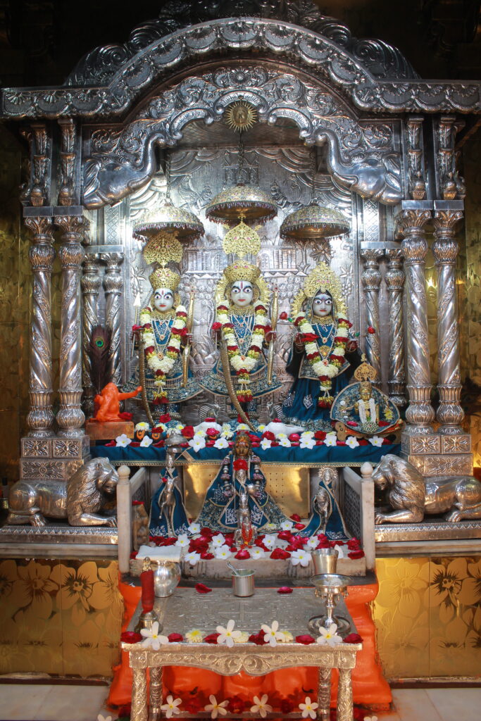 શણગાર દર્શન - બુધવાર "પ.પૂ. શ્રી વિસામણબાપુની જગ્યા, પ.પૂ. શ્રી શ્રી ૧૦૦૮ મહામંડલેશ્વર નિર્મળાબા, વિહળધામ પાળિયાદ, ભાદરવા સુદ - ૧૨ બારસ, વિક્રમ સવંત ૨૦૮૨" Shangar Darshan. Wednesday-Sep- 23/09/2026