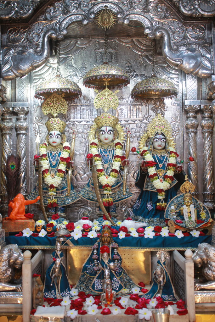 શણગાર દર્શન - બુધવાર "પ.પૂ. શ્રી વિસામણબાપુની જગ્યા, પ.પૂ. શ્રી શ્રી ૧૦૦૮ મહામંડલેશ્વર નિર્મળાબા, વિહળધામ પાળિયાદ, ભાદરવા સુદ - ૧૨ બારસ, વિક્રમ સવંત ૨૦૮૨" Shangar Darshan. Wednesday-Sep- 23/09/2026