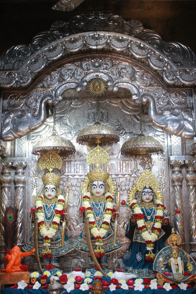 શણગાર દર્શન - બુધવાર "પ.પૂ. શ્રી વિસામણબાપુની જગ્યા, પ.પૂ. શ્રી શ્રી ૧૦૦૮ મહામંડલેશ્વર નિર્મળાબા, વિહળધામ પાળિયાદ, ભાદરવા સુદ - ૧૨ બારસ, વિક્રમ સવંત ૨૦૮૨" Shangar Darshan. Wednesday-Sep- 23/09/2026
