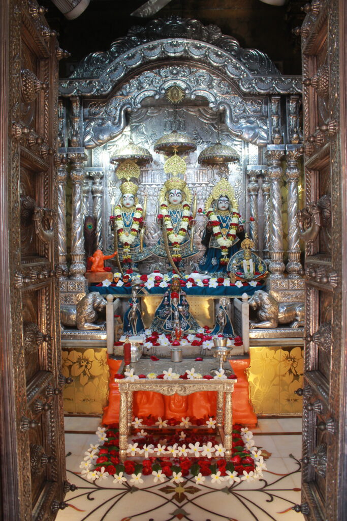 શણગાર દર્શન - બુધવાર "પ.પૂ. શ્રી વિસામણબાપુની જગ્યા, પ.પૂ. શ્રી શ્રી ૧૦૦૮ મહામંડલેશ્વર નિર્મળાબા, વિહળધામ પાળિયાદ, ભાદરવા સુદ - ૧૨ બારસ, વિક્રમ સવંત ૨૦૮૨" Shangar Darshan. Wednesday-Sep- 23/09/2026
