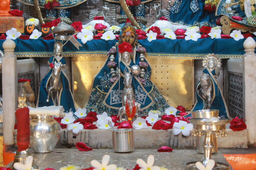 શણગાર દર્શન - બુધવાર "પ.પૂ. શ્રી વિસામણબાપુની જગ્યા, પ.પૂ. શ્રી શ્રી ૧૦૦૮ મહામંડલેશ્વર નિર્મળાબા, વિહળધામ પાળિયાદ, ભાદરવા સુદ - ૧૨ બારસ, વિક્રમ સવંત ૨૦૮૨" Shangar Darshan. Wednesday-Sep- 23/09/2026