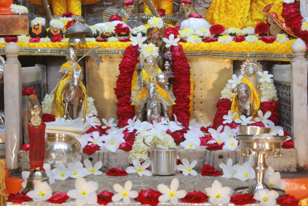 શણગાર દર્શન - ગુરૂવાર "પ.પૂ. શ્રી વિસામણબાપુની જગ્યા, પ.પૂ. શ્રી શ્રી ૧૦૦૮ મહામંડલેશ્વર નિર્મળાબા, વિહળધામ પાળિયાદ, ભાદરવા સુદ - ૧૩ તેરસ, વિક્રમ સવંત ૨૦૮૨" Shangar Darshan. Thursday-Sep- 24/09/2026