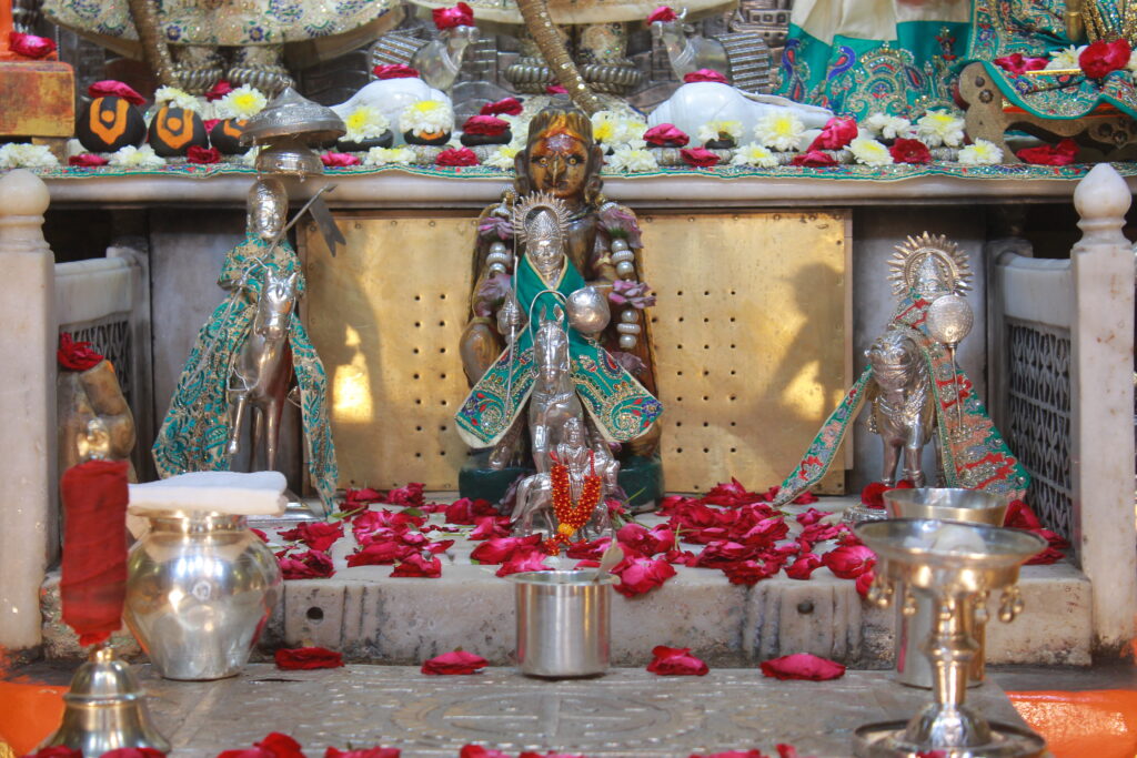 શણગાર દર્શન - શુક્રવાર "પ.પૂ. શ્રી વિસામણબાપુની જગ્યા, પ.પૂ. શ્રી શ્રી ૧૦૦૮ મહામંડલેશ્વર નિર્મળાબા, વિહળધામ પાળિયાદ, ભાદરવા સુદ - ૧૪ ચૌદસ, વિક્રમ સવંત ૨૦૮૨" Shangar Darshan. Friday-Sep- 25/09/2026