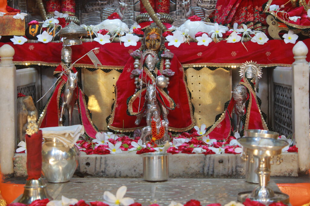 શણગાર દર્શન - મંગળવાર "પ.પૂ. શ્રી વિસામણબાપુની જગ્યા, પ.પૂ. શ્રી શ્રી ૧૦૦૮ મહામંડલેશ્વર નિર્મળાબા, વિહળધામ પાળિયાદ, ભાદરવા વદ - ૨ બીજ, વિક્રમ સવંત ૨૦૮૨" Shangar Darshan. Monday-Sep- 28/09/2026
