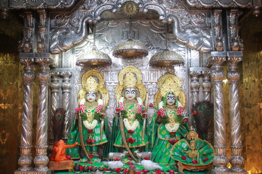 શણગાર દર્શન - બુધવાર "પ.પૂ. શ્રી વિસામણબાપુની જગ્યા, પ.પૂ. શ્રી શ્રી ૧૦૦૮ મહામંડલેશ્વર નિર્મળાબા, વિહળધામ પાળિયાદ, ભાદરવા વદ - ૪ ચૌથ, વિક્રમ સવંત ૨૦૮૨" Shangar Darshan. Wednesday-Sep- 30/09/2026